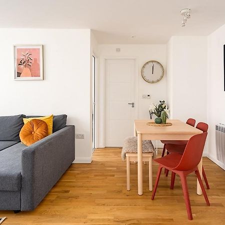 Contemporary City Centre Apartment With Parking Bath Buitenkant foto