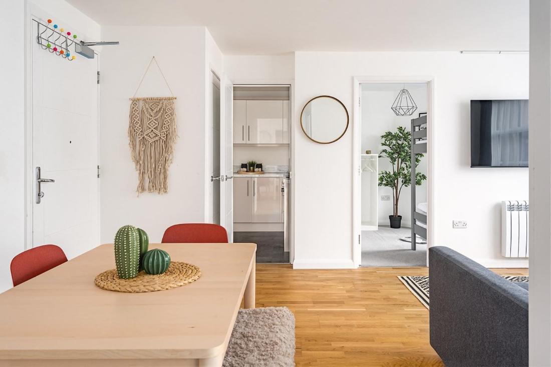 Contemporary City Centre Apartment With Parking Bath Buitenkant foto