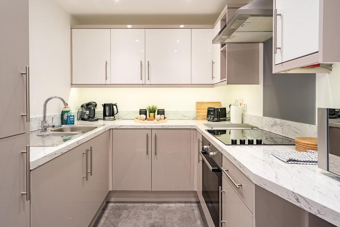Contemporary City Centre Apartment With Parking Bath Buitenkant foto