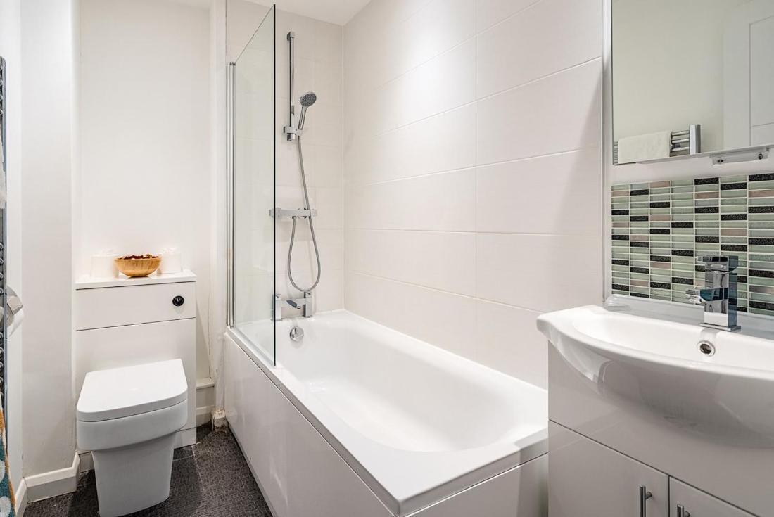 Contemporary City Centre Apartment With Parking Bath Buitenkant foto